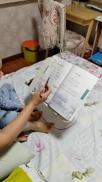 你的想法很特别,就认准这幅画是用雪画的。
那你想想,这幅画是不是几个小动物用脚印在雪地上留下来的一幅画呢?