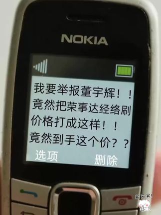 董老师揭秘!电动经络刷的亲肤设计小心机。家人们,董老师揭秘电动经络刷啦!现在市面上的经络刷水可深,有些商家为省成本,用劣质塑料机身,手感粗糙还容易发烫,刷头硬邦邦刮得皮肤疼,按键用几次就失灵。 董老师严选的这款电动经络刷,从细节透着专业!机身是亲肤防滑的硅胶材质,握感舒服不打滑,刷头用了柔软的浮点设计,接触皮肤像按摩一样舒服。内置静音电机,运转时声音超小,还有多档力度可调,不管想轻揉还是深按都能满足,充电一次能用好久,连充电口都做了防水设计,清洁起来超方便~ 别被廉价货坑惨啦,董老师挑的这款,质感和体验双赢,日常放松或搭配养生习惯都合适,赶紧给自己备上,体验真正顺手又舒服的经络刷~ #董老师推荐 #董老师 #电动经络刷 #养生好物 #品质之选