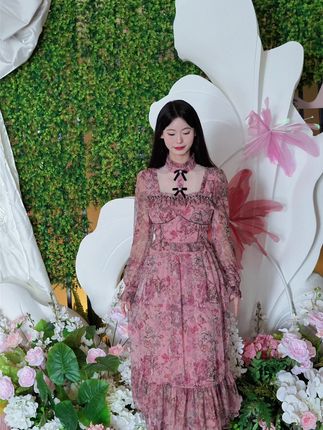 在繁花织就的梦境里,LULUALWAYS 这款碎花长裙是优雅的诗行。柔美的粉调碎花在雪纺间晕染,如春日花园的私语;立领与蝴蝶结的设计,是法式浪漫的精致注脚;层叠裙摆随步履轻扬,每一步都似在花间起舞。当你身着它立于花境,便与 LULUALWAYS 一同,把浪漫与温柔穿成了日常。#lulualways上海我爱露露时尚科技有限公司