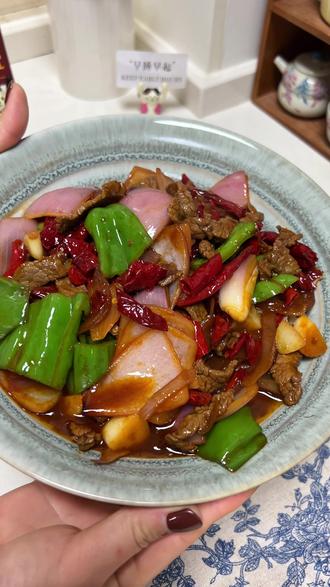 只需要一分钟就能学会的辣皮子牛肉拌面太香啦 #美味又方便的懒人美食推荐 #创作者中心 #创作灵感 #懒人美食 #家常菜 @DOU+小助手 @DOU+上热门