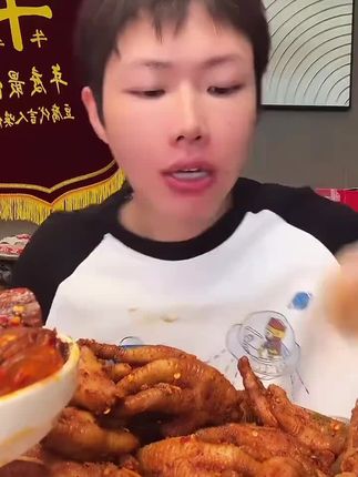 云南特色的佤味鸡爪,又香又辣的真的好好吃啊!追剧吃啃的真的好过瘾#佤味鸡爪