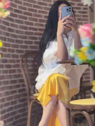 杨绛先生曾经说过:“女人应该有的样子是,十分的安静,九分的气质,八分的资产,七分的现实,三分的姿色,两分的糊涂,一分的自知之明。无论什么时候都要向下扎根,向上开花,不负生活,不负自己。”#对镜拍