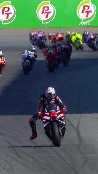王者之资,掌控全场,Aprilia称霸MotoGP泰国站 Aprilia迎来史诗级胜利:
✅Aprilia一举包揽MotoGP泰国站前五中的四个席位
✅Marco Bezzecchi全程领跑夺冠;个人三连冠,创Aprilia顶级组4场正赛胜利队史纪录
✅Jorge Martín位列第四,追平其加盟Aprilia Racing以来的最佳正赛战绩
✅卫星车队(Trackhouse MotoGP)车手Raúl Fernández荣获季军,Ai Ogura拿下第五。
Aprilia以绝对实力,开启 2026 赛季王者之路!
#Aprilia #MotoGP #BeARacer #MarcoBezzecchi #JorgeMartin