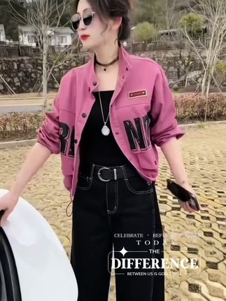短款牛仔外套女2025新款时尚洋气减龄百搭设计感字母网红上衣#洋气减龄显瘦上衣 #时尚百搭又显瘦 #谁穿谁好看系列 #不挑年龄不挑身材 @DOU+上热门