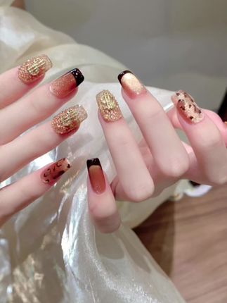 就这样一撒就是爆闪炫彩美甲 搭配豹纹也是绝绝子啊 #美甲 #美甲钻 #菊籽美甲的故事 #小短甲 #blingbling