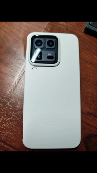 #iqoo15ultra 刚拿到手就马上对比手头的K90 Pro Max,感觉还是非常失望的,主要是音质和拍照真的是差距很大。而且自带的这个音频调节还是尽力调到了最好,差距还是非常的明显,甚至比手头的K80至尊的音效还要差一些。但是优点的话呢,就是屏幕还有系统的话,绝对是比红米要好得多的。当然了,小米的机型我也有,反正系统方面还是非常的流畅的,还有这个灯也是非常的炫酷。总的来说的话呢,这部机打游戏的话,真的体验非常不错。但是如果是日常拍照、洗澡、听歌之类的,建议还是再看看其他机型吧。首发买的话,感觉还是很贵。感觉到了618,它的价格会迎来一次比较大的跳水,建议再观望一下。