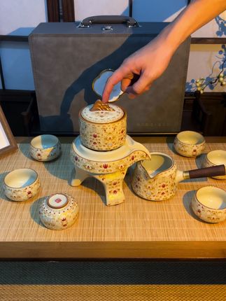 当满是古韵的花纹遇上自动设计,泡茶也能如此优雅省心~ 轻轻一转,茶香就潺潺流出🍵 不管是自己独享静谧茶时光,还是招待朋友炫一波茶艺,这套茶具都能稳稳拿捏!#茶生活 #茶具 #好物推荐🔥 #器物之美 #今天你喝茶了吗
