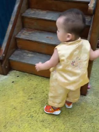 我的小宝贝呢#滑滑梯的小朋友