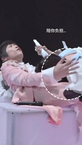 Jerry你往哪躺呢...画面好美~ #五月天演唱会#五月天#阿信#第一时间