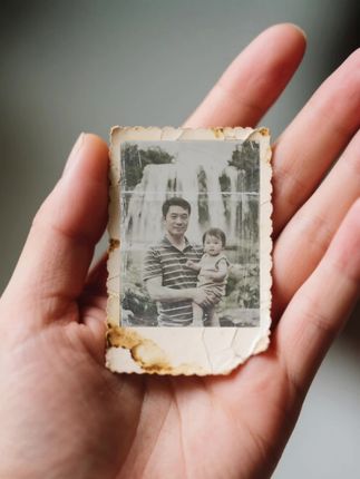 一张30年前跟爸爸在瀑布下的合影,听到熟悉的音乐响起,老照片动起来那一刻,我第一次看到爸爸眼眶红了~#老照片里的旧时光