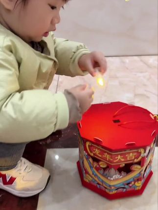 中秋佳节将至,可以给小朋友准备一个这样的兔子灯笼,灯笼投影出来的画面真的太美了,只需将图案贴在灯笼上,用自带的灯泡点亮它,就能投影出各种漂亮的图案,氛围感瞬间拉满。#中秋节#手提灯笼#投影灯笼#中秋节快乐#花好月圆@DOU+小助手 @巨量千川