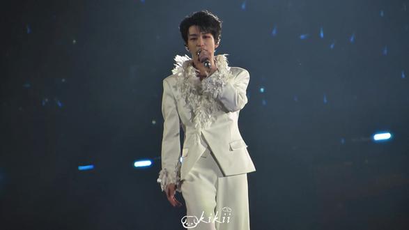 26.03.15《万象回响》
Tonight
奔向那未知的山海
在荒境中独自盛开
让灵魂穿梭在万象之脉
#黄子弘凡 #鸟巢 #除了快乐禁止入内#万象回响 #夯爆了