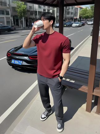 春夏T恤界卷王!这显型效果绝了 春夏T恤界卷王!这显型效果绝了, ,BEESTRONG索罗娜T恤太神✨ 32支重磅面料,软而不塌超显型,溜肩秒变宽肩衣架子💪 索罗娜黑科技,速干透气,运动暴汗也清爽~纯色圆领百搭到哭,健身撸铁、日常出街都适配,男女穿都有范儿!洗衣机洗N次不变形、不掉色,懒癌福音👏 春夏想靠T恤赢很大,闭眼入✔️, ,#T恤推荐 #春夏穿搭 #运动休闲 #显型神器 #索罗娜面料