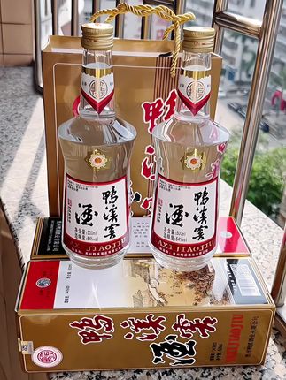 鸭溪窖酒,黔中瑰宝,中华老字号熠熠生辉。承袭贵州酿酒古法,以纯粹粮谷为魂,经匠心精酿,方得这54°醇香佳酿。其精髓,在于岁月沉淀赋予的窖香幽雅深邃,陈香馥郁绵长,交织成独特风骨。     品饮之际,酒体醇厚饱满,入口柔顺协调,令人顿感神清气爽,饮后舒适不上头。即便微醺或沉醉,亦能体味**醉后舒泰怡然,醒时口舌生津不燥的独特体验。滴滴凝聚酿造者的赤诚匠心,口口皆是时光雕琢的醇美滋味。      这不仅是一杯美酒,更是凝结传统智慧与精湛工艺的酒中珍品,其深厚底蕴与卓越品质,值得每一位真正懂酒、爱酒之士静心细酌,在每一缕芬芳、每一滴醇厚中,领略黔酒典范的恒久魅力与不朽荣光。#白酒 #好喝不贵 #纯粮酿造 #性价比 #原创