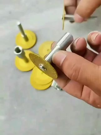 想要瓷砖切割平整光滑,那就试试这个金刚石小锯片,它采用非常好的金刚石打磨,切口非常细腻,而且特别耐磨,不管是全瓷地砖还是通体瓷砖都能轻松应对,切割效果超棒#金钢石锯片#切割片#在抖音入手的好东西#男士神仙单品#无限回购的宝藏单品