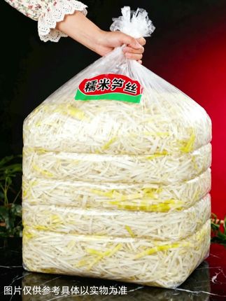 糯米笋尖,是传统与创新的巧妙结合。鲜嫩的笋尖遇上软糯的糯米,碰撞出独特风味。笋尖带着山野的清新,糯米散发着谷物的芬芳,简单烹饪就能成就一道美味,给家人带来不一样的味觉体验。#抖音美食推荐官 #超便宜超划算#优质农产品 #太好吃了#糯米笋尖