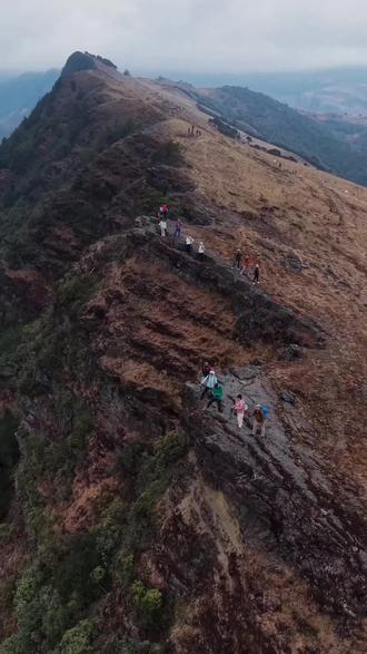 传闻世上有四大门派,有“摸金”“发丘”“搬山”“卸岭”但现在又出现第五门派就是“走山看花”门派,每人两根登山杖,一个背包走遍天下山山水水、沟沟坎坎#寻甸马鬃岭大悬崖