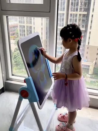 这就是我让孩子主动放下手机的秘密。自从给女儿准备了这个二十九寸的大画板,女儿再也不吵着玩手机了,也不在墙上乱涂乱画了。这个液晶画板没有油墨,没有粉尘,不会弄脏手和衣服,画完了一件清除,反复使用。 还可以用来练字、打草稿,都很实用。充电款的超长续航,还可以根据孩子的身高调节高低,挂在墙上也可以当个小黑板使用,折叠起来也不占空间。快给你家孩子也准备一个吧!#好物推荐🔥 #学习用品 #儿童绘画 #边玩边学 #带娃好物