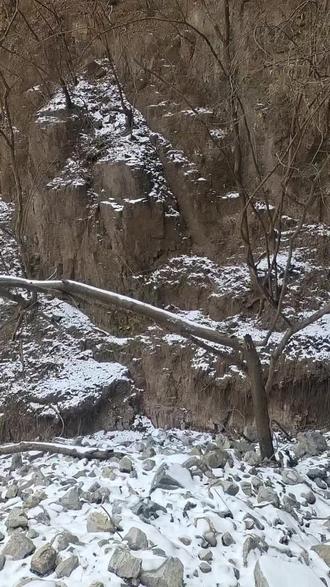 涞水蝎子沟是野三坡百里峡最外侧的峡谷(位于河北保定涞水县野三坡镇),全长12.5公里(25华里),因沟内遍布蝎子草(触碰后剧痛,短时可自行缓解)得名,属典型岩溶嶂谷地貌,是嶂谷形成初期的天然样本 。
1. 仙官引路:入口标志性石景,指引进沟;
2. 一线天:锯齿状嶂谷,狭窄处仅容一人侧身;
3. 龙潭映月、摩耳崖、铁锁崖:峡谷内奇险壮观的岩石与水景。#这是一种很新的爬山方式 #户外登山 #户外徒步登山带你看风景 #山顶美景大山里的原生态 #原生态自然奇观