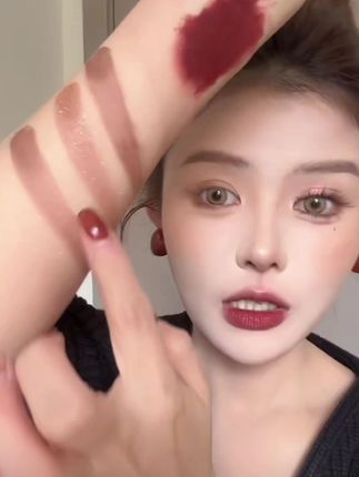 罗小曼新品来袭!这么高级的变色龙谁还没拥有!不同角度不同颜色#种草 #变色龙 #爆闪眼影测评 #眼影盘#美出高级感