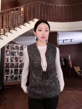 #杨圣坤 2025新品羊驼毛羊毛混纺时尚亮片深V 领针织马夹女#高级感穿搭 #女神范 #时髦穿搭#女人味穿搭