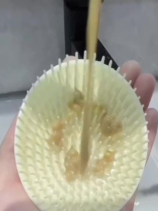 自从有了这个洗头按摩梳,再也不怕头发洗不干净了!它不仅能深层清洁头皮,还能按摩头皮,促进血液循环,简直是爱做头皮护理姐妹们的福音。而且它的刷毛柔软细腻,不会伤害头皮。#强烈推荐 #养发护发 #每日分享 #头发护理 #头发护理修复发质