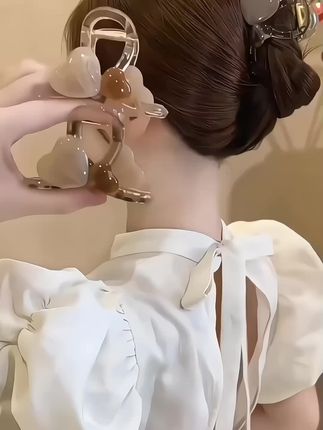 #气质果冻色爱心抓夹 姐妹们快来看看这个超美的爱心抓夹,它是果冻色的设计,满满的夏日气息,而且还是原创设计的哦,可以用来盘发,超级百搭,无论是日常出门还是约会聚会都非常合适。 #百搭后脑勺盘发鲨鱼夹 #马尾丸子头抓夹 #男士神仙单品 #无限回购的宝藏单品