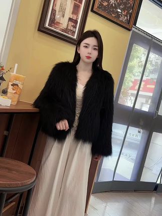 经典百搭黑色🖤 反季必入色系🈶 #草草外套 #反季节穿搭 #黑色系御姐穿搭 #反季皮草