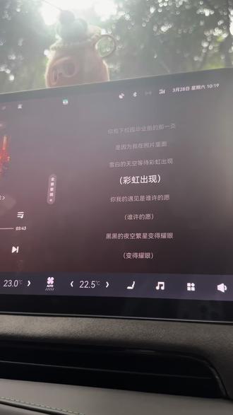 🎵
等了这么久,
JAY新专辑《太阳之子》终于来了,
不看外界评价,不听争议纷扰,
只要旋律一响,就是满满的幸福。
熟悉的周氏浪漫,一开口就红了眼,
这才是我的青春回响。