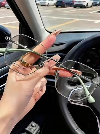 姐妹们,如果你想要一款既好看又实用的老花镜,那就一定要试试它!它不仅外观时尚,还具备防蓝光功能,能有效保护眼睛,而且佩戴起来非常舒适,不会给鼻子带来压力。#老花镜 #时尚眼镜 #高颜值眼镜 #气质范 #网红眼镜