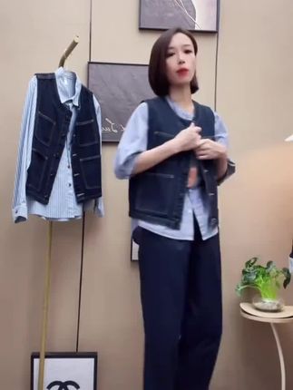 2025新款复古牛仔马甲叠穿百搭无袖背心外套设计感别致显瘦上衣女#女装 #时尚洋气减龄穿搭 #小个子穿搭 #显瘦穿搭 #时尚穿搭