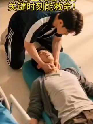 #监控下的一幕 妈妈坐床边看手机,发现儿子不对劲#海姆立克急救法 #急救知识
