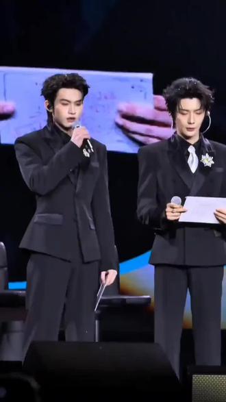 昨天的演唱会你俩在台上哭 我跟群主姐姐在台下相互抱着嗷嗷哭😭😭云旗,别哭,告别樊霄不是结束是开始,是你云旗的开始,我们还会有机会见面的~以后的路还很长呢,我们陪你慢慢走,加油,你是最棒的#这是一场绝版的演唱会 #原来真的有人在舞台上会发光 #非常珍贵的舞台瞬间 #向全世界安利 @云旗Yunqi