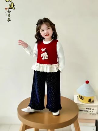 #我要上热门 女童春秋款套装女宝时髦针织:/ 马甲打底衫喇叭裤三件套小女孩秋装潮,精美设计,萌娃穿搭,穿着非常舒服,而且它的设计很好看,版型挺括,让孩子穿出自信与潮流,精选优质面料,柔软亲肤又透气,清爽舒适超凉快,可爱卡通设计,萌趣十足,赶紧给家里的小公主安排起来吧!#好物推荐🔥 #抖音灵感 #春秋穿搭 #春秋新款 @巨量千川 @热门小助手@DOU+小助手 @DOU+上热门 @抖音创作灵感 @抖音创作小助手