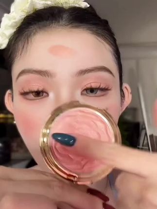 好看的妆容必备一个减龄感的腮红#专业化妆师#新娘#高光#化妆造型分享#腮红打法 #美妆