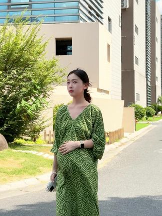 一定要趁着怀孕多尝试一些风格,你会发现,孕期并没有那么糟糕。#孕妇装 #ZHAH