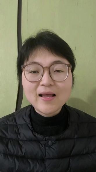 氨根离子和氢氧根离子结合生成一种能使湿润的红色石蕊试纸变蓝的气体,这种有刺激性气味的气体就是氨气。我们利用该性质来鉴别某一物质中是否含有铵根离子,或者用来鉴别某一氮肥是否为氨铵态氮肥。#化学