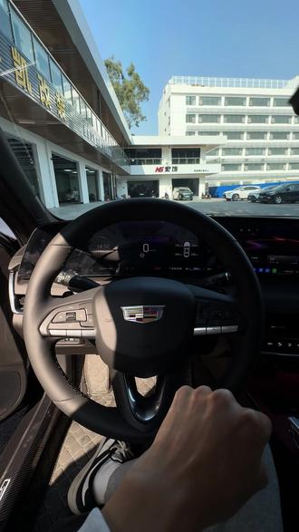 新车落地一定要注意的就是这个大屏了!新到手一定要先把原厂膜撕掉不然有留胶的风险,我给大家分享的这款大屏钢化膜防刮耐磨高清高透不影响色彩和使用#凯迪拉克ct5 #凯迪拉克大屏钢化膜 #凯迪拉克钢化膜 #ct5