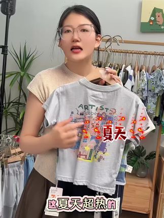 宝藏短袖!海盐蓝 + 艺术涂鸦,时髦感拉满 #夏天玩水穿搭包出片的 #是时候整点夏日穿搭了 #太热了我需要清凉穿搭 #夏日穿搭主打松弛感 #普通人也可以穿出生命力