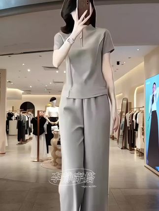 慵懒风韩系休闲套装,夏季新款收腰显瘦上衣阔腿裤两件套潮姐妹们,这套衣服简直绝了!我本来就不抱什么希望,随便买来试试看的,没想到穿上之后效果出奇的好,它是一个两件套,上身之后超级显瘦。而且特别慵懒随性,平时在家穿或者出门逛街穿都很合适,喜欢这种风格的姐妹一定要入手一套,保证你们会爱上它!
