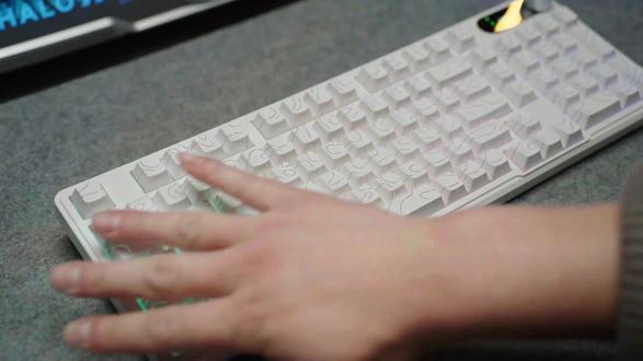 三模机械键盘才这个价,还是#前行者键盘 这性价比也没谁了#前行者V102 #机械键盘