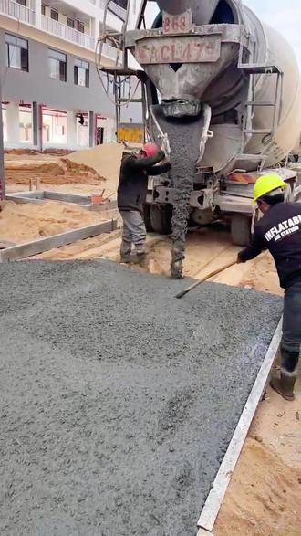 农村建房商混和自拌怎么选? 我们是陕西这边专做自建房地基基础施工的施工团队,有二十年的施工的经验,谁家想盖房了,撂下一句话,肯定给你家的地基整的服服帖帖的#陕西打桩 #地基加固 #地基处理 #自建房 #打桩