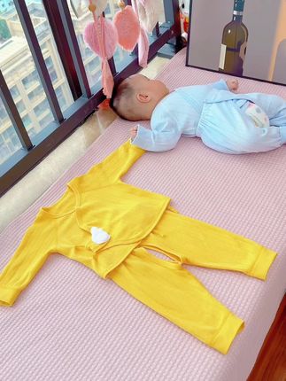 很多新生儿宝妈都在找这种棉的分体衣,魔术贴设计方便换纸尿裤,棉的面料很舒服 #新生儿 #宝宝棉服 #母婴好物