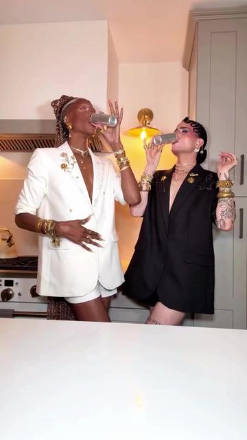 闺蜜们🎀 草莓猕猴桃 柠檬水🥝🍓✨ #thegoddessboys #今日分享 #强烈推荐 #治愈系美食 欢乐姐妹花🎀 女神般的男孩制作饮料🎀 给你留了一根吸管 #国外老嫂子