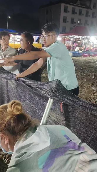 根本吃不完,来者都有份,别说没套到机会都留给行动的人哦,#地摊火爆现场 #套圈 #套大鹅上热门