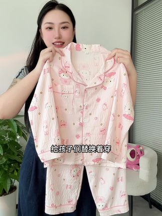 快给你家小公主安排一套这样的女童卡通睡衣吧!它是春秋季的可爱款,采用柔软的云朵棉面料制成,就像小动物一样的毛茸茸,非常舒服。它还是开衫的设计,穿脱都很方便,而且整体是中大童的洋气套装样式,孩子平时在家休息或者睡觉的时候都可以穿哦!#源头实力厂家 #女童宝藏店铺推荐 #在家也要美美哒 #儿童家居服 #儿童睡衣