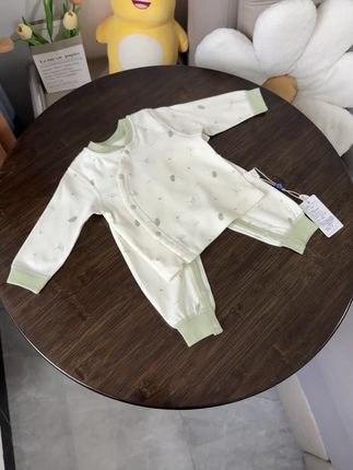 立秋后天气越来越凉啦,提前给我家宝准备了两套这种免脱裤的秋衣裤套装,底下是一排扣换尿不湿太方便了、婴幼儿A类100纯棉的小料子,新生儿也能穿,软软糯糯的小面料身穿着吸汗又透气,#婴童服装 #秋季新款 #免脱裤套装#婴幼儿服饰 #母婴好物#在抖音入手的好东西,瓜分百万奖金池