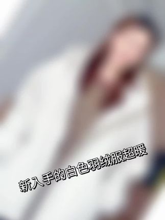 冬天不喜欢穿羽绒服的姐妹们,可以试一下这种加厚的菱格纹棉服,帽子也做了加厚,上身不会软塌塌的,很显挺括。宽松大大的一件,里面可以叠穿卫衣或者毛衣,搭配一条加绒牛仔裤,可以直接过冬。下摆还有抽绳可以调节,喜欢的姐妹们赶紧来试试吧!