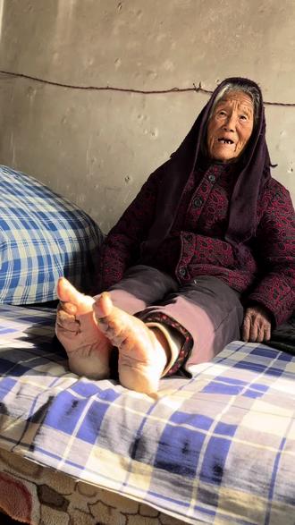 旧社会的人无不以裹脚为是