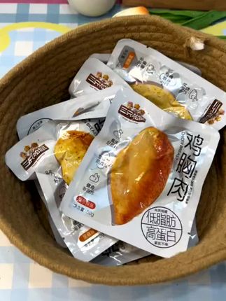 你在偷吃什么?他在装土鸡胸肉啊,你看他现在到了这么一大包,他什么价格啊?有他谁还去啃大白菜水煮蛋啊?每一个的个头啊都特别的大,才五十八大卡,热量比一个鸡蛋的还要低。他这个肉质啊,是特别紧实,丝丝入味的,很鲜嫩多汁,一点都不干巴也不柴的。真的好好吃,他的话有奥尔良和黑胡椒两个口味的,每个口味都很好吃。关键是现在这个价格到手这么大一包,一包划下来才一块多,还是三只松鼠。大品牌的就是库存不多啊,你们刷到的话还是还有链接的,抓紧去多囤一点。